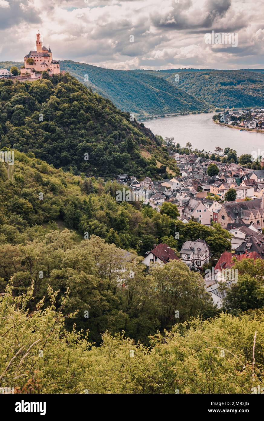 Vue sur Marksburg et la ville de Braubach dans la vallée du Rhin Banque D'Images