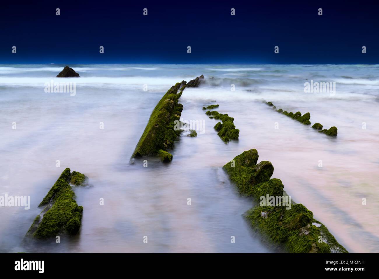 Vue longue exposition des formations rocheuses de Flysch à marée basse sur la plage de Barrika près de Bilbao Banque D'Images