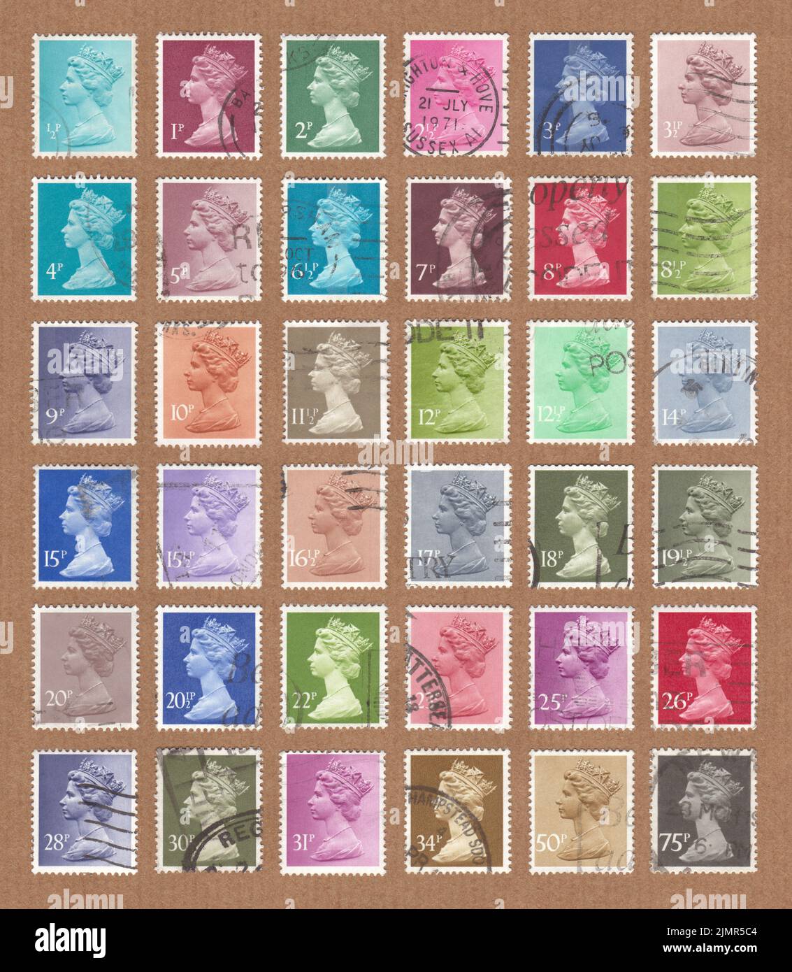 Collection de petit format, faible valeur, service postal de British Royal Mail, timbres. Reine Elizabeth II, Machin décimal définitif. Première publication 1977. Banque D'Images