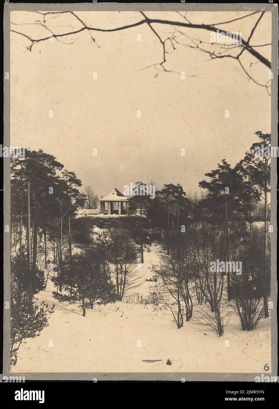 Barth Erwin (1880-1933), Sachsenplatz à Berlin-Charlottenburg. Exécution (1918-1918): Vue: Vue de l'espace intérieur au pavillon (temple de jardin). Photo sur carton, 57,8 x 42,3 cm (y compris les bords de balayage) Barth Erwin (1880-1933): Sachsenplatz, Berlin-Charlottenburg. Ausführung Banque D'Images