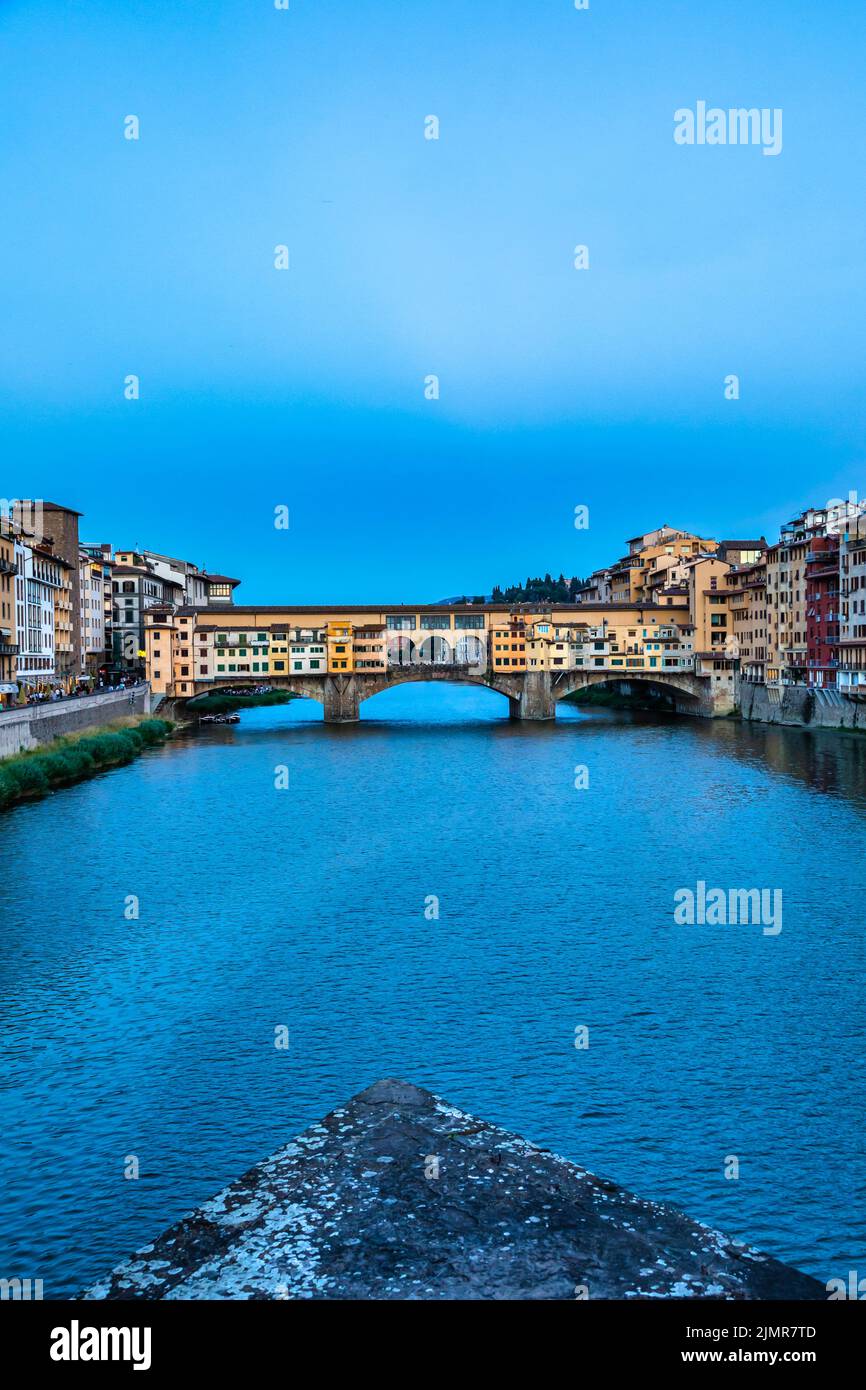 Coucher de soleil sur Ponte Vecchio - Vieux Pont - à Florence, Italie.Lumière bleue incroyable avant la soirée. Banque D'Images