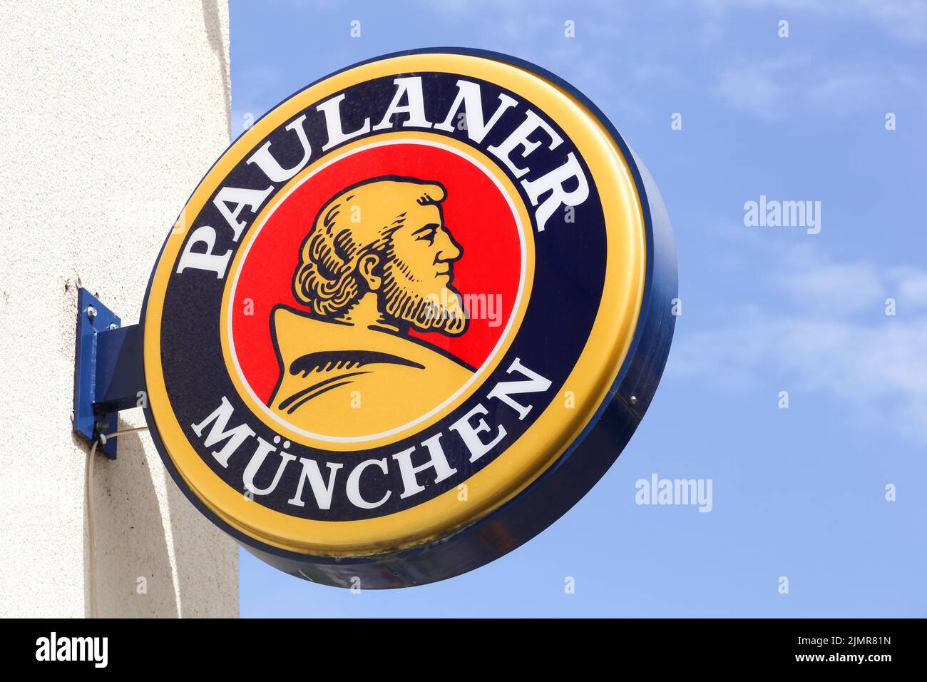 Arnas, France - 7 juin 2020 : logo Paulaner sur une pancarte. Paulaner est une brasserie allemande, fondée en 1634 à Munich, en Allemagne Banque D'Images
