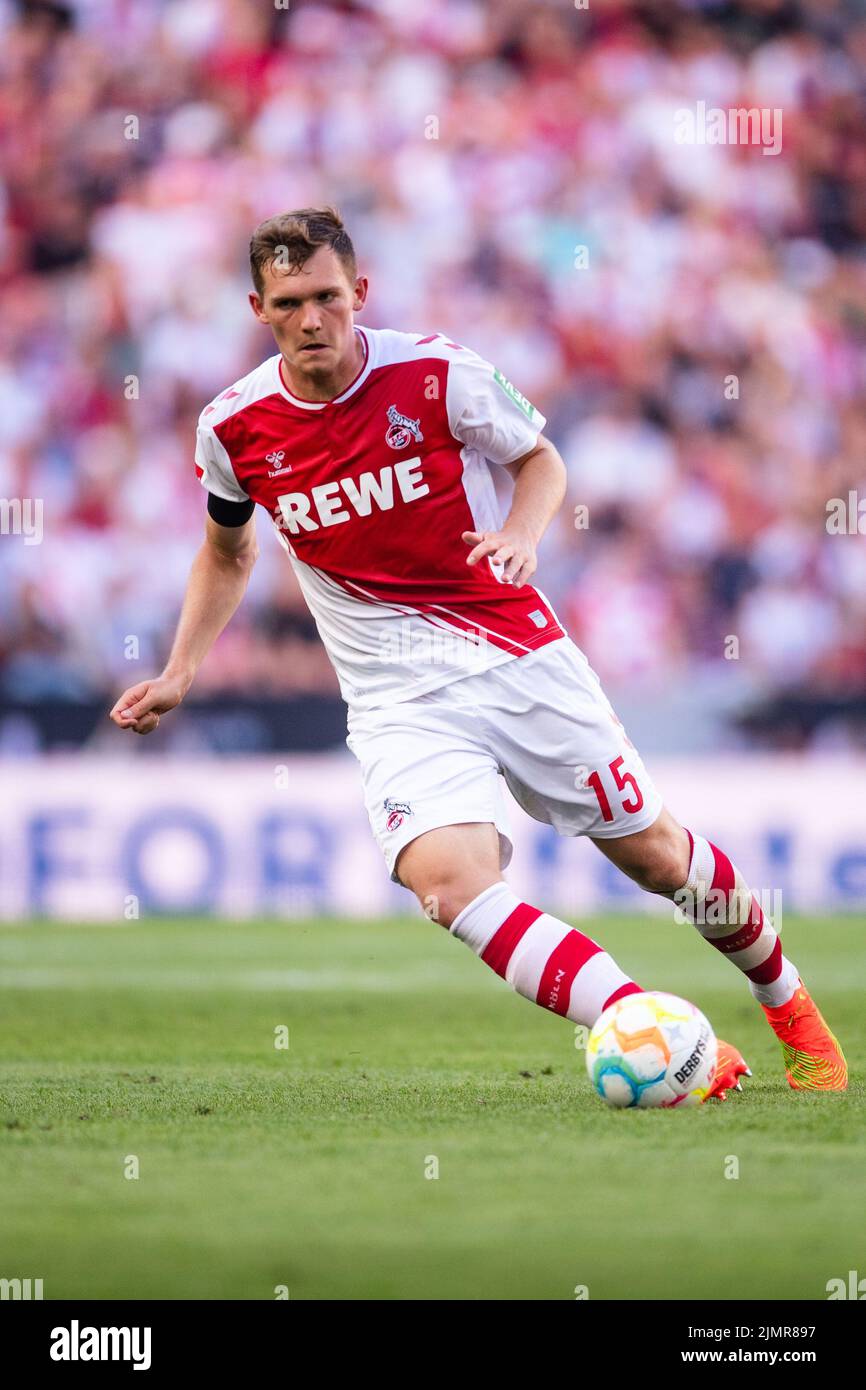 Cologne, Allemagne. 07th août 2022. Football: Bundesliga, 1st FC Cologne - FC Schalke 04, Matchday 1, RheinEnergieStadion. Luca Kilian de Cologne joue le ballon. Crédit : Marius Becker/dpa - REMARQUE IMPORTANTE : Conformément aux exigences de la DFL Deutsche Fußball Liga et de la DFB Deutscher Fußball-Bund, il est interdit d'utiliser ou d'avoir utilisé des photos prises dans le stade et/ou du match sous forme de séquences et/ou de séries de photos de type vidéo./dpa/Alay Live News Banque D'Images