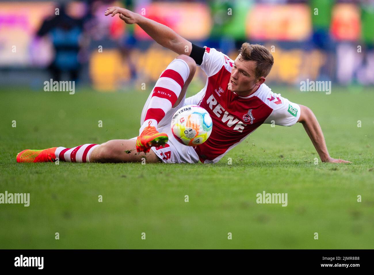 Cologne, Allemagne. 07th août 2022. Football: Bundesliga, 1st FC Cologne - FC Schalke 04, Matchday 1, RheinEnergieStadion. Luca Kilian de Cologne joue le ballon. Crédit : Marius Becker/dpa - REMARQUE IMPORTANTE : Conformément aux exigences de la DFL Deutsche Fußball Liga et de la DFB Deutscher Fußball-Bund, il est interdit d'utiliser ou d'avoir utilisé des photos prises dans le stade et/ou du match sous forme de séquences et/ou de séries de photos de type vidéo./dpa/Alay Live News Banque D'Images