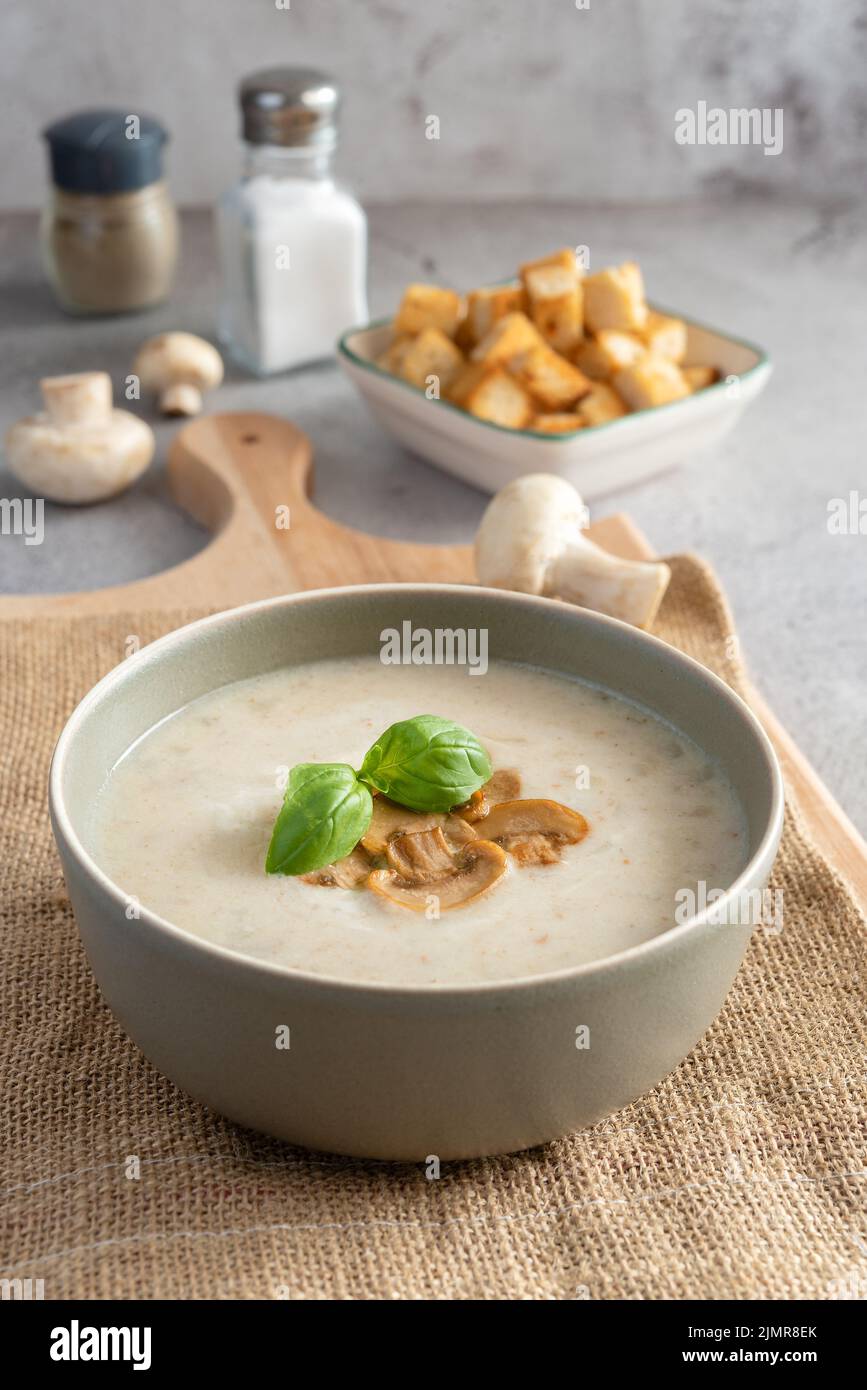 Encore la vie dans un bol avec soupe aux champignons, croûtons, sel et poivre. Banque D'Images