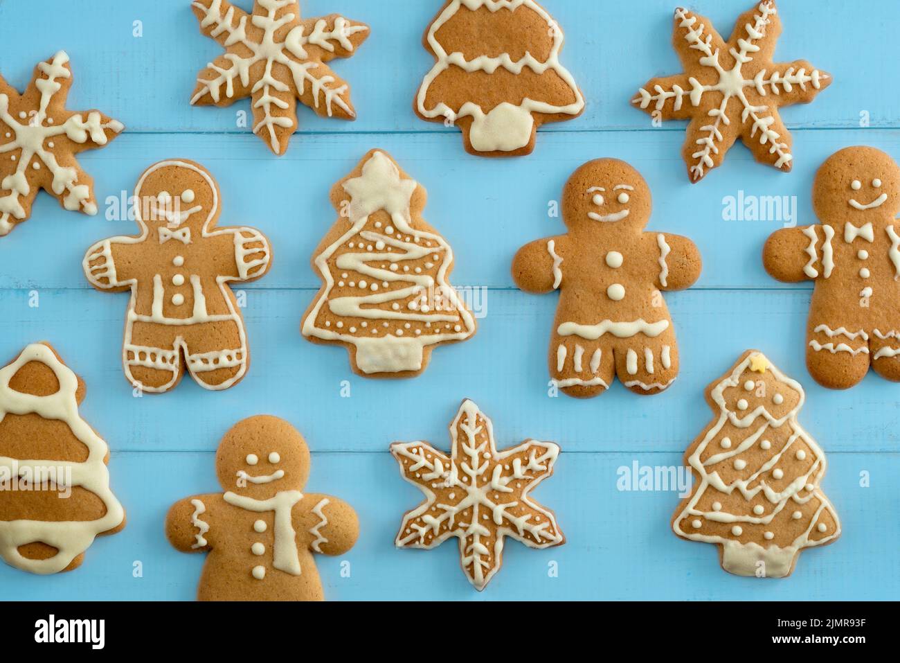 Une variété de biscuits au pain d'épice sur fond de bois bleu. Banque D'Images Une variété de biscuits au pain d'épice sur fond de bois bleu. Banque D'Images