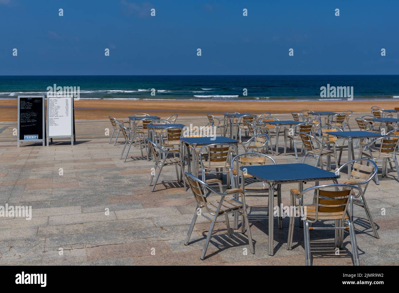 Restaurant en bord de mer avec chaises et tables vides et menus et pas de clients Banque D'Images