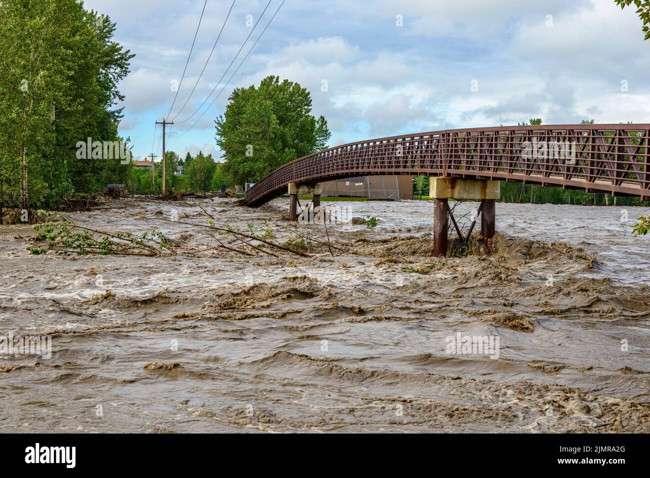 La rivière Sheep crashing ses berges à Okotoks lors des graves inondations d'août 2013. Banque D'Images