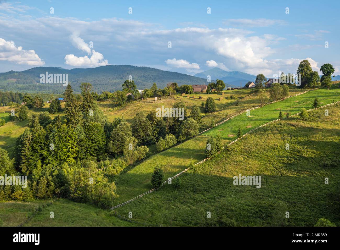 Pittoresque été Carpathian montagne vue sur la campagne, Ukraine Banque D'Images