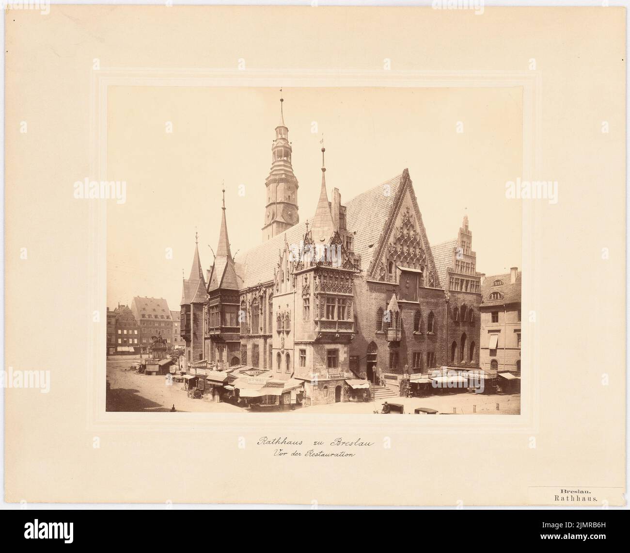 Lüdecke Carl Johann Bogislaw (1826-1894), hôtel de ville de Wroclaw. Conversion (1858-1858) : vue du côté est et du côté sud avant la restauration. Photo sur papier, 36,9 x 45,7 cm (y compris les bords de numérisation) Lüdecke Carl Johann Bogislaw (1826-1894): Rathaus, Breslau. Umbau Banque D'Images