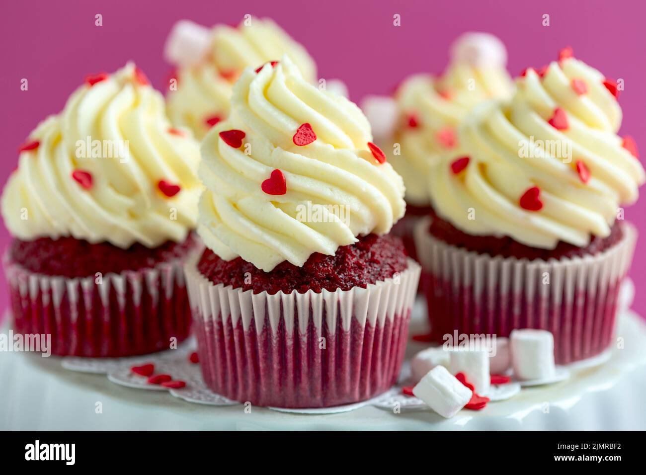 Cupcakes traditionnels en velours rouge. Banque D'Images