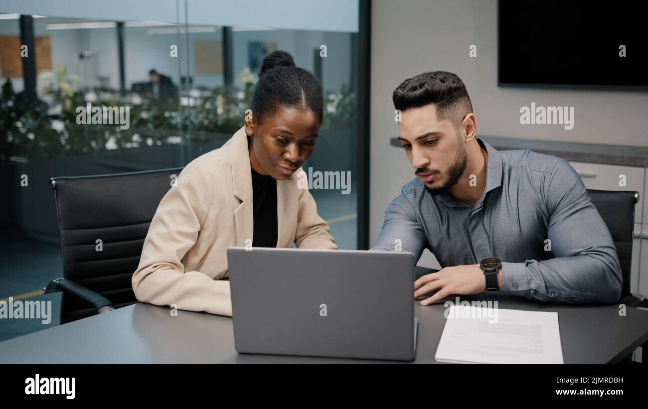 Femme africaine conseillère financière femme d'affaires agent avocat collègue assureur partenaire discuter des documents de projet rapport avec arabe indien Banque D'Images