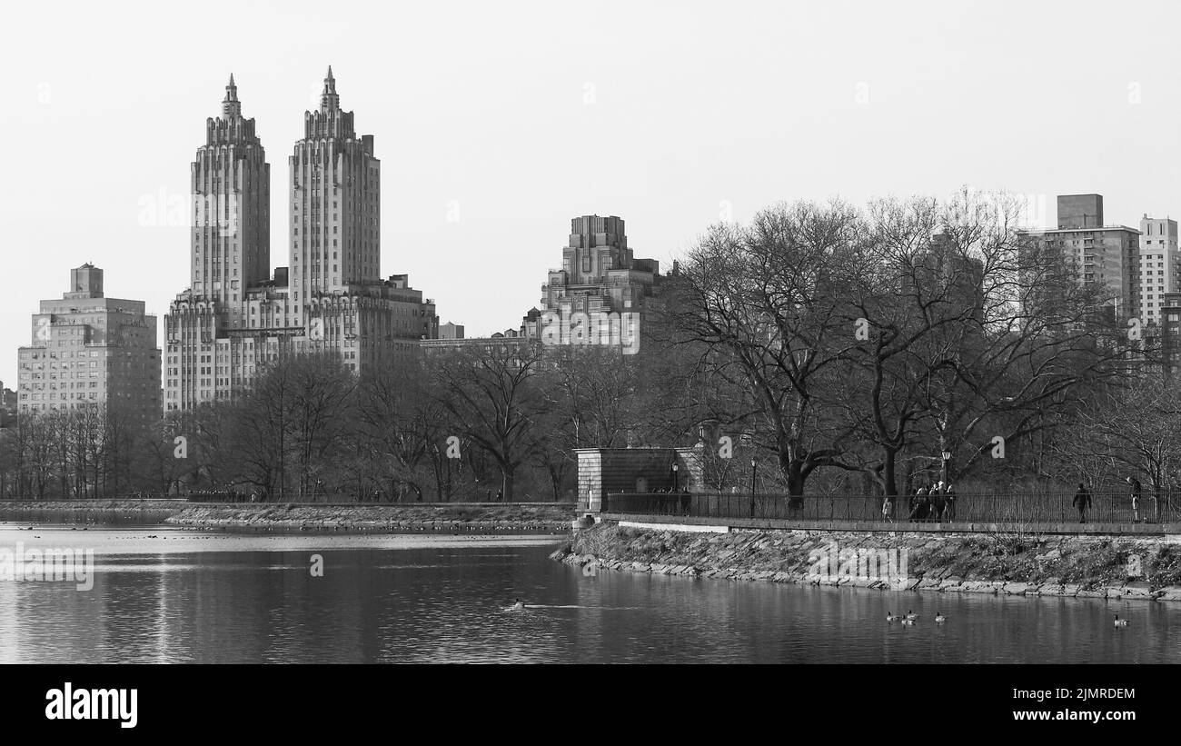 Un monochrome de l'immeuble d'appartements Eldorado tiré de Central Park Reservoir, New York Banque D'Images