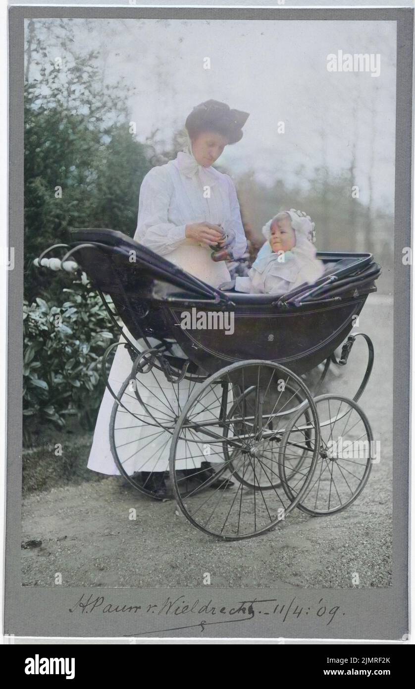 A Nanny With A Pram Banque De Photographies Et D Images A Haute Resolution Alamy
