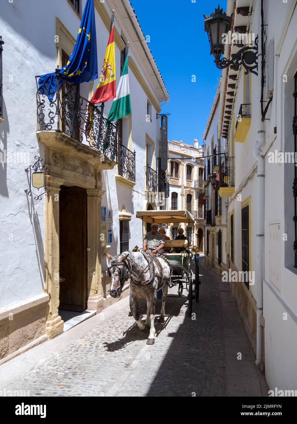 RONDA, ANDALOUSIE, ESPAGNE - MAI 8 : touristes profitant d'une promenade en calèche à Ronda Espagne sur 8 mai 2014. Trois uniden Banque D'Images