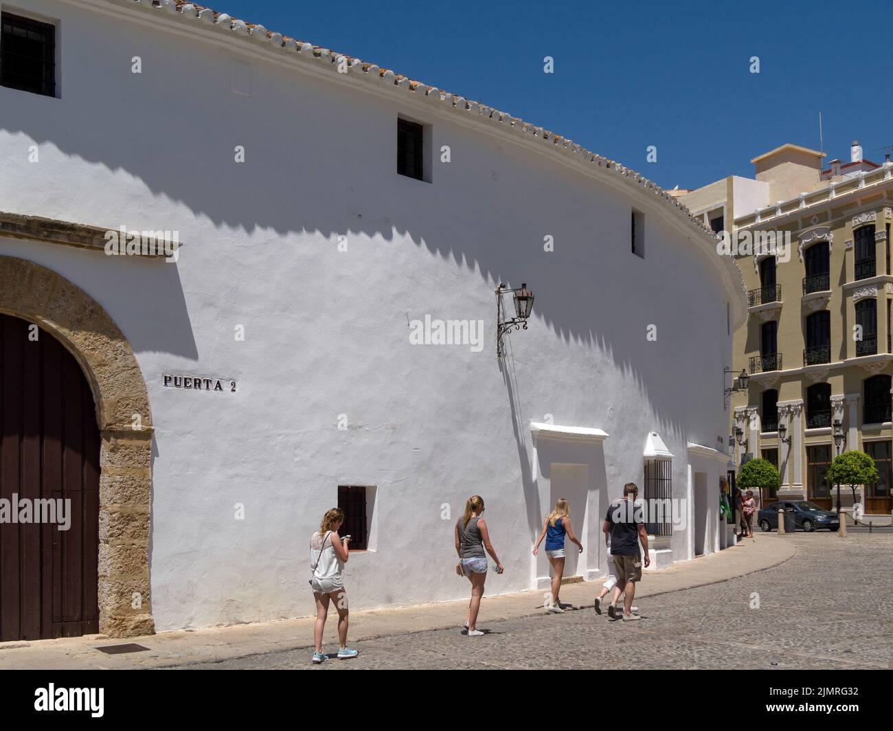 RONDA, ANDALOUSIE/ESPAGNE - MAI 8 : famille marchant à haute voix dans les arènes de Ronda Espagne sur 8 mai 2014. Personnes non identifiées. Banque D'Images