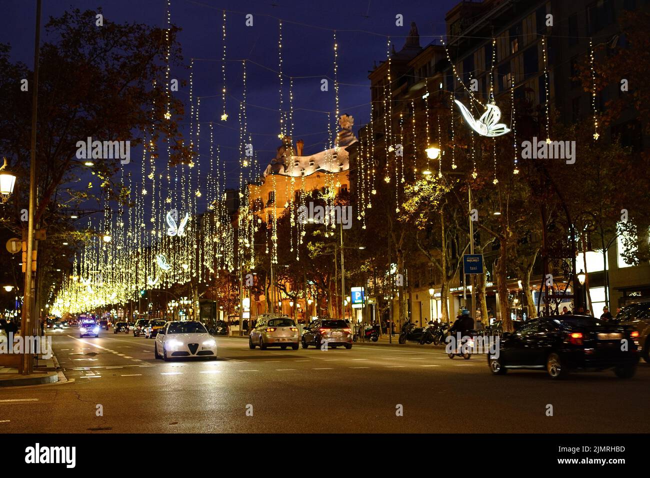 Noël s'illumine sur le passeig de Gracia avec Casa Mila (la Pedrera) Banque D'Images