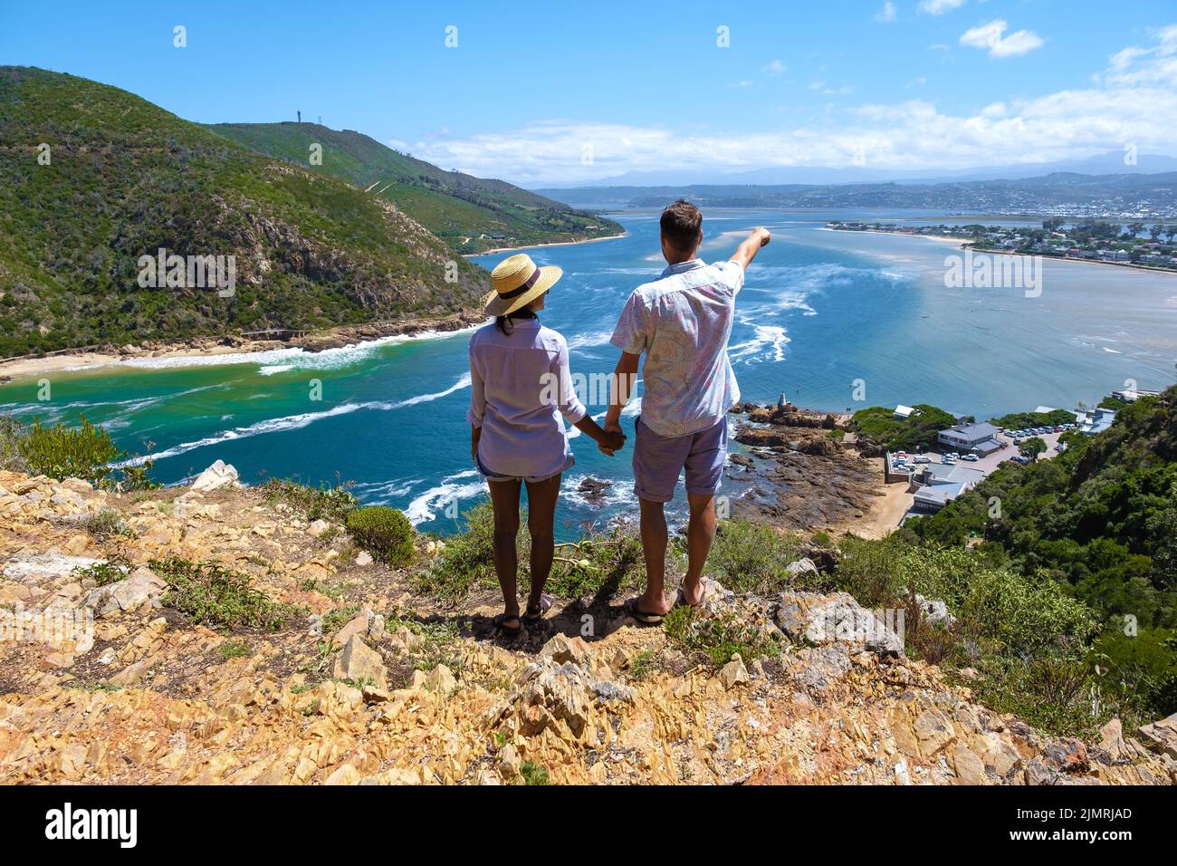 Une vue panoramique de la lagune de Knysna, Sud Africa.beach à Knysna, Cap occidental, Afrique du Sud couple homme et femme sur un tri Banque D'Images