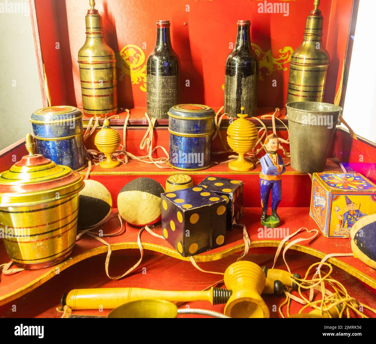 Jouets rétro nostalgiques, fin 1800s. Concept d'enfance, d'antiquité, de nostalgie. Banque D'Images