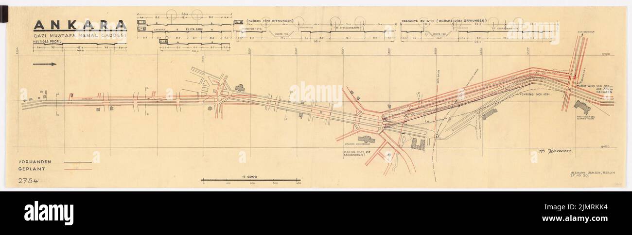 Jansen Hermann (1869-1945), plan de développement total Ankara. Profils routiers de développement résidentiel (27 octobre 1930) : Département 1 : 2000 et profil routier du Gazi Mustafa Kemal Caddesi 1 : 200. Crayon, encre sur transparent, 41 x 134,9 cm (y compris les bords de balayage) Jansen Hermann (1869-1945): Gesamtbebauungsplan Ankara. Wohnbebauung Straßenprofile Banque D'Images