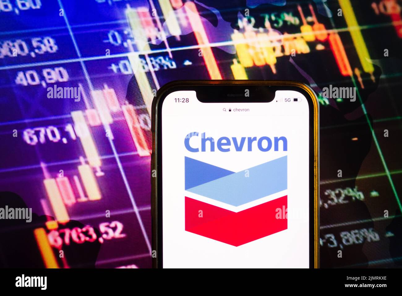 KONSKIE, POLOGNE - 07 août 2022: Smartphone affichant le logo de Chevron Corporation sur fond de diagramme boursier Banque D'Images