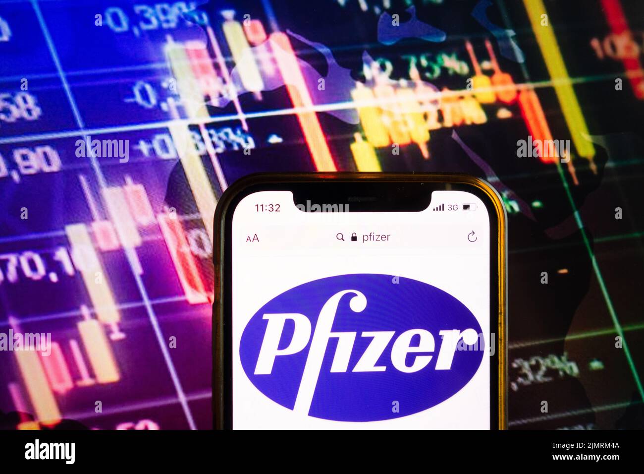 KONSKIE, POLOGNE - 07 août 2022: Smartphone affichant le logo de Pfizer Inc sur fond de diagramme boursier Banque D'Images