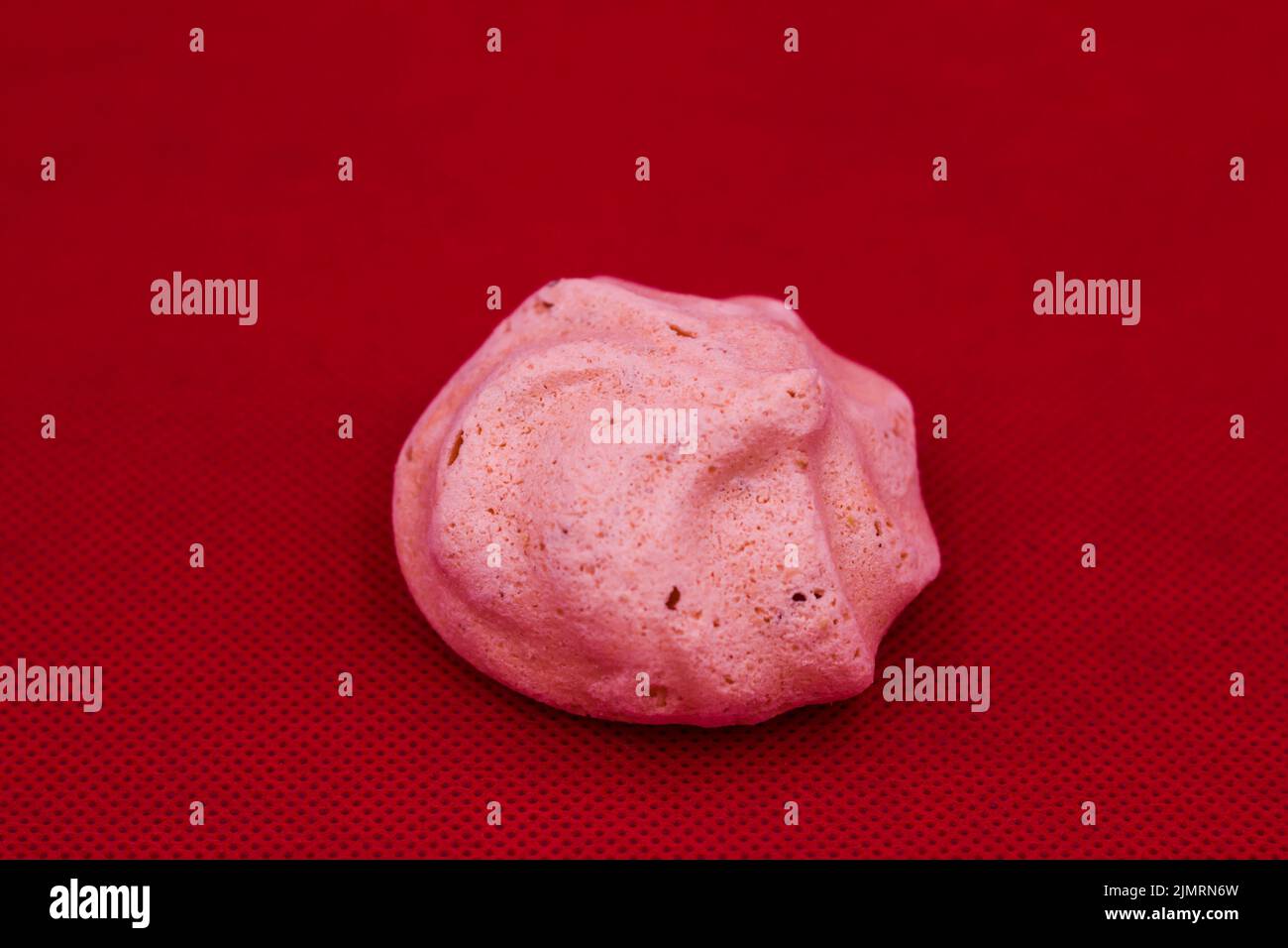 cookie isolé sur fond rouge Banque D'Images