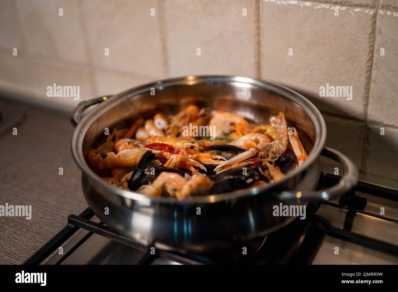 soupe de poisson dans la sauce dans la casserole pendant la cuisson Banque D'Images
