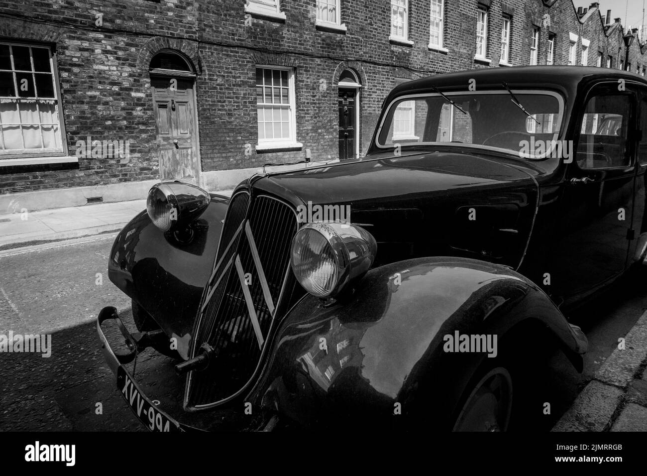 Photographie urbaine en noir et blanc à Londres : voiture Citroën d'époque garée dans la rue de Londres. ROYAUME-UNI Banque D'Images