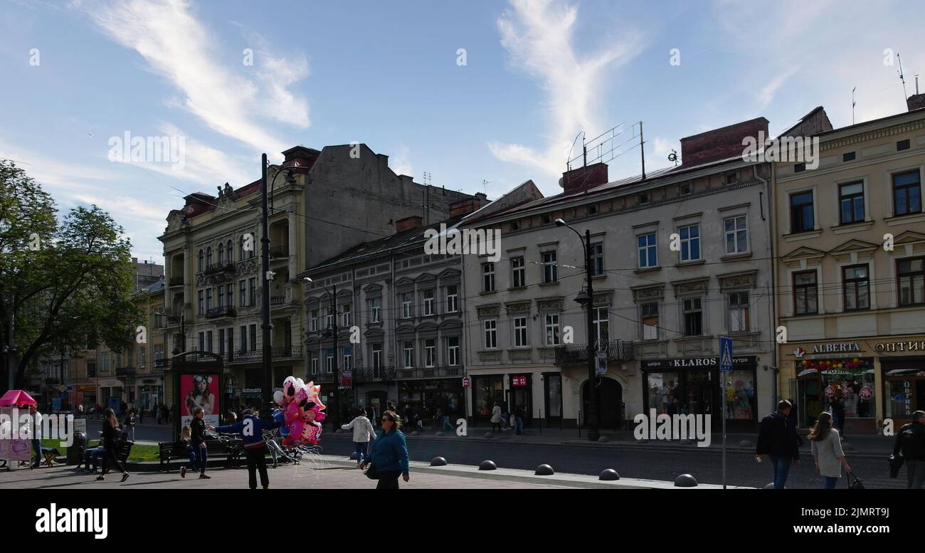 La jolie ville ukrainienne de Lviv avec ses églises et ses palais dans le petit centre historique, qui se réfèrent à des atmosphères suggestives et romantiques Banque D'Images