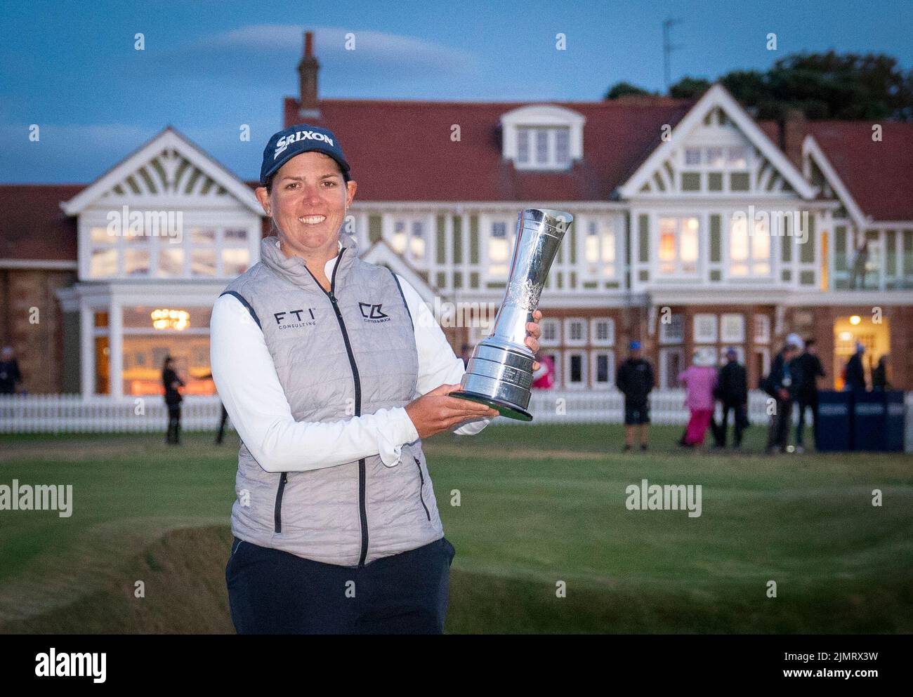 Ashleigh Buhai, en Afrique du Sud, a remporté le trophée après avoir remporté l'Open féminin d'AIG à Muirfield à Gullane, en Écosse. Date de la photo: Dimanche 7 août 2022. Banque D'Images