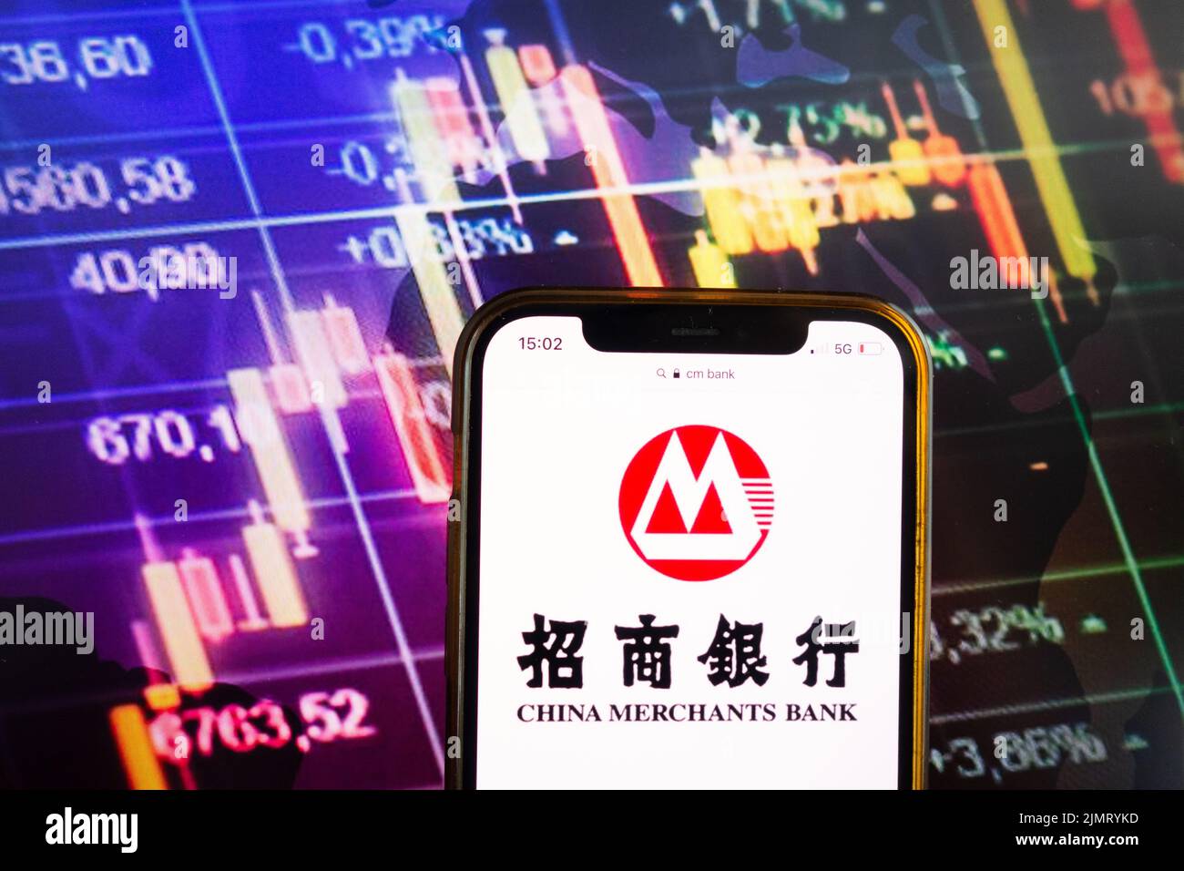 KONSKIE, POLOGNE - 07 août 2022: Smartphone affichant le logo de la Banque de marchands de Chine (CMB) sur fond de diagramme boursier Banque D'Images