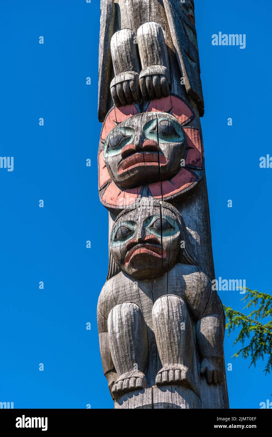 Détail du totem indigène de l'Alaska appelé Raven voler le soleil à l'extérieur du Musée historique de Tongass à Ketchikan, en Alaska. Banque D'Images