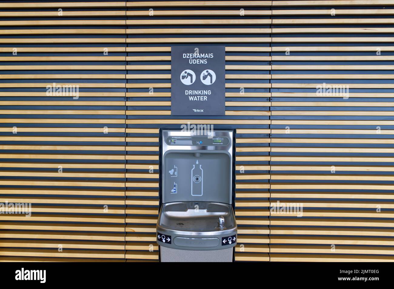 Station de remplissage d'eau potable à l'aéroport, recharge, bouteille réutilisable. Écologique Banque D'Images