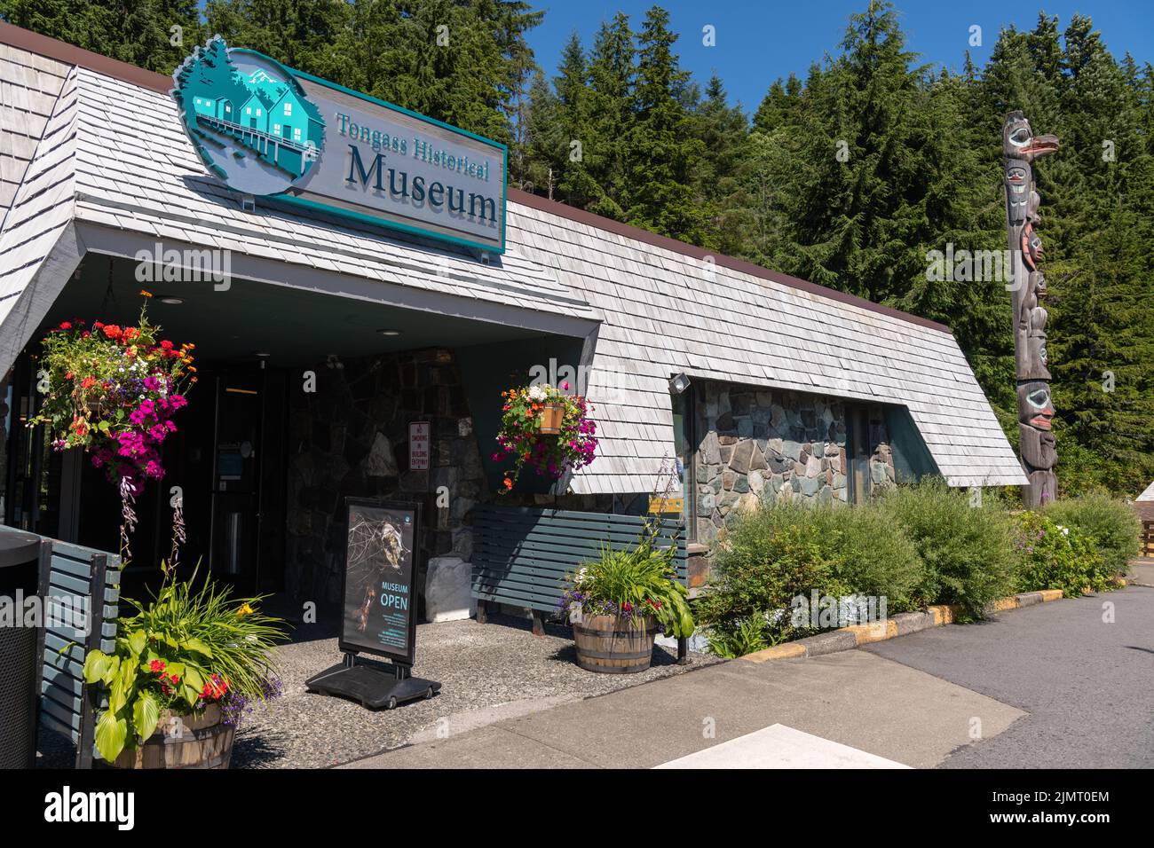 L'entrée du musée historique de Tongass avec le totem indigène de l'Alaska appelé Raven voler le soleil à Ketchikan, en Alaska. Banque D'Images