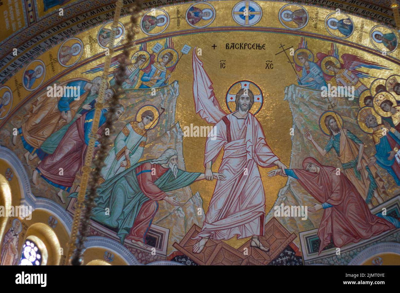 Eglise chrétienne orthodoxe Saint-Sava,Belgrade,Serbie a tous les murs intérieurs faits de morceaux de verre sous forme de mosaïque, pas de tuile. Jésus-Christ est la pièce maîtresse. Banque D'Images
