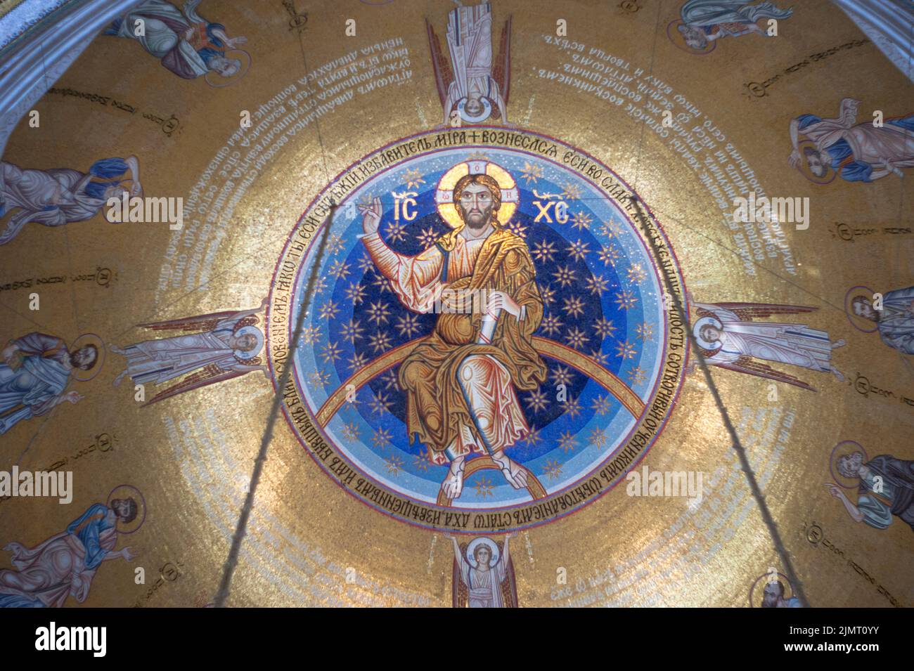 Eglise chrétienne orthodoxe Saint-Sava,Belgrade,Serbie a tous les murs intérieurs faits de morceaux de verre sous forme de mosaïque, pas de tuile. Jésus-Christ est la pièce maîtresse. Banque D'Images
