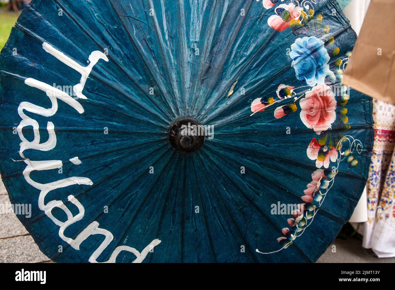 Un parasol traditionnel asiatique avec un motif floral et l'inscription Thaïlande Banque D'Images