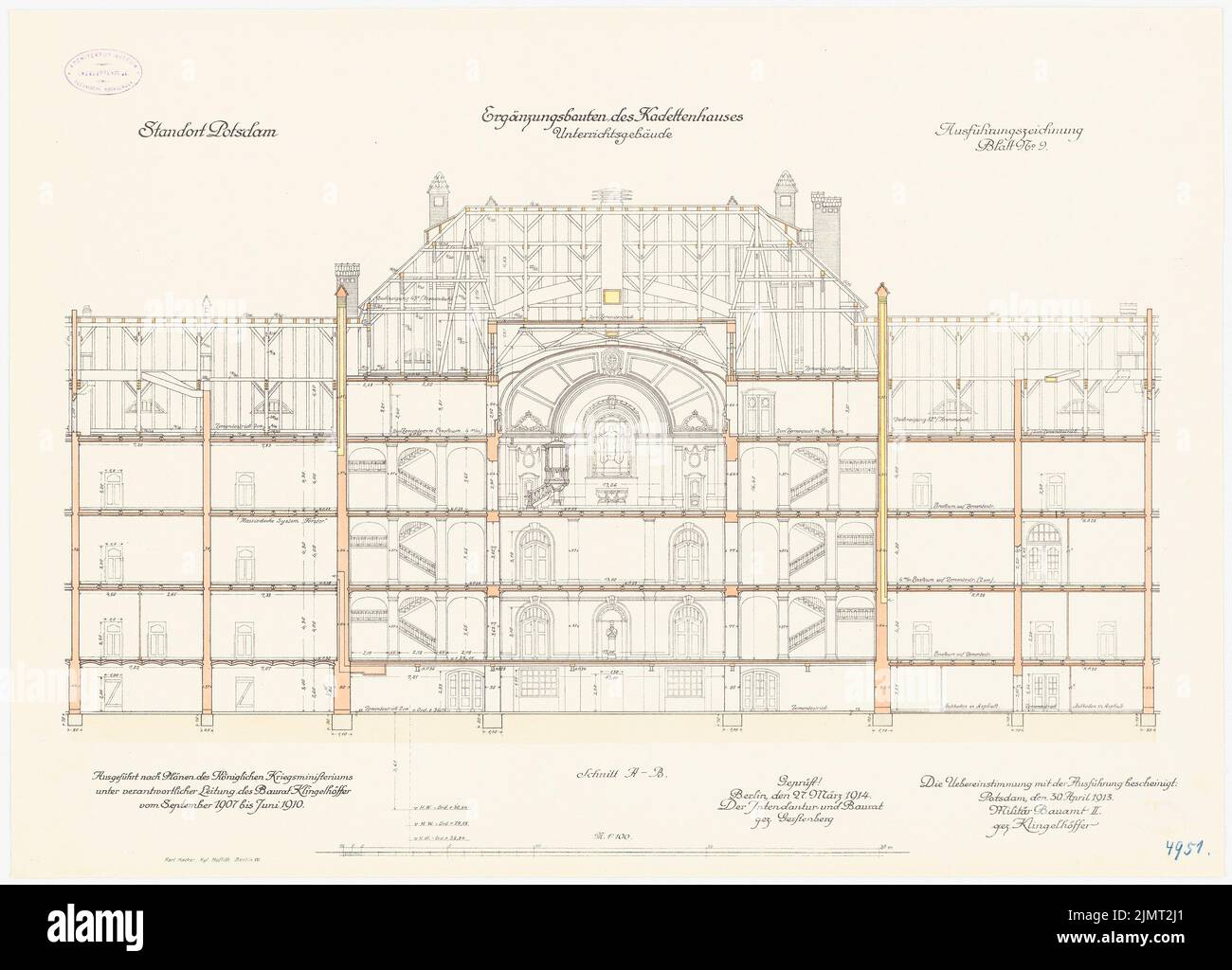 Architecte inconnu, Kadettenhaus de la garnison Potsdam. Bâtiments supplémentaires (04/30/1913): Bâtiment d'enseignement: Section longitudinale 1: 100. Lithographie colorée sur papier, 51,1 x 71,2 cm (y compris les bords de numérisation) N.N. : Kadettenhaus der Garnison Potsdam. Ergänzungsbauten Banque D'Images