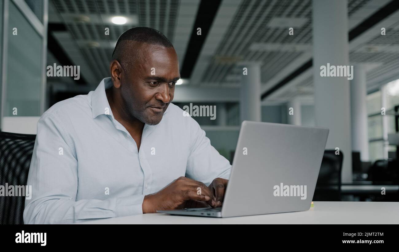 African american homme d'affaires travailler sur ordinateur portable au bureau chat en ligne jeune femme stagiaire venir à l'adulte collègue analyse démarrage Internet projet Banque D'Images