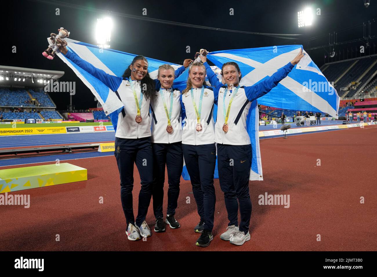 Nicole Yeargin, Jill Cherry, Beth Dobbin et Zoey Clark en Écosse avec leurs médailles de bronze après la finale du relais féminin 4 x 400m au stade Alexander le dix jour des Jeux du Commonwealth de 2022 à Birmingham. Date de la photo: Dimanche 7 août 2022. Banque D'Images