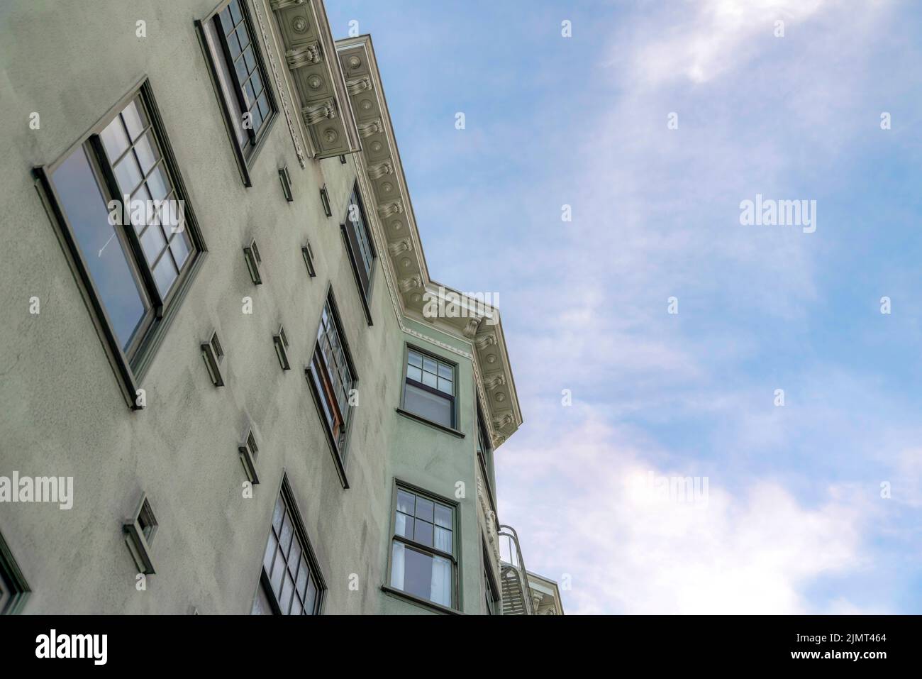 Immeuble de plusieurs étages avec murs gris en béton et fenêtres panoramiques. Vue à angle bas d'un appartement à San Francisco, Californie, wi Banque D'Images