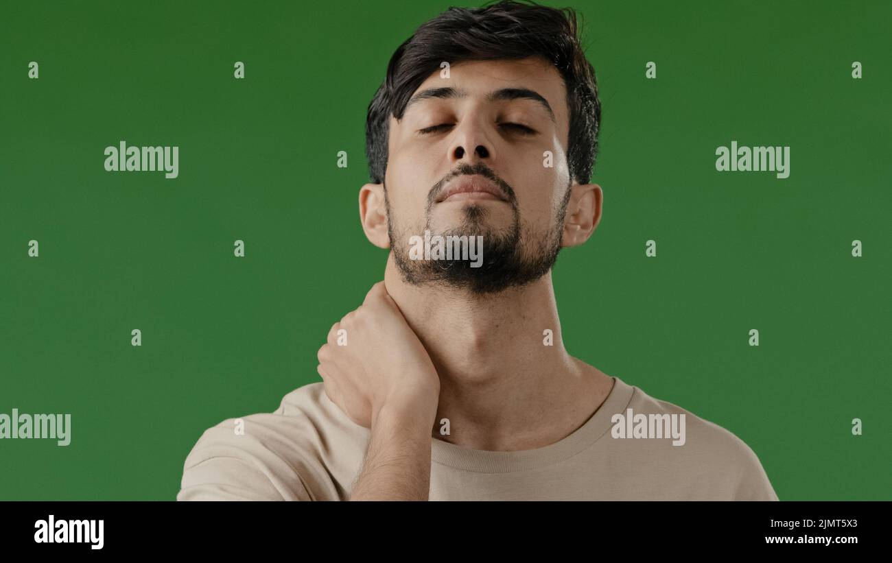 Portrait du jeune indien arabe épuisé homme fatigué surtravaillé homme gars se sentant un malaise physique massing partie du corps mâle tendu muscles ayant Banque D'Images