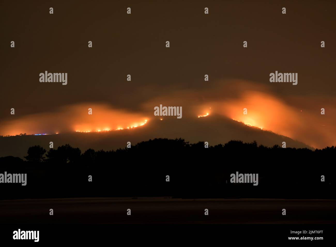 Illa de Arousa, Pontevedra, Espagne. 5 août 2022 : feu sur les montagnes à Arosa Banque D'Images