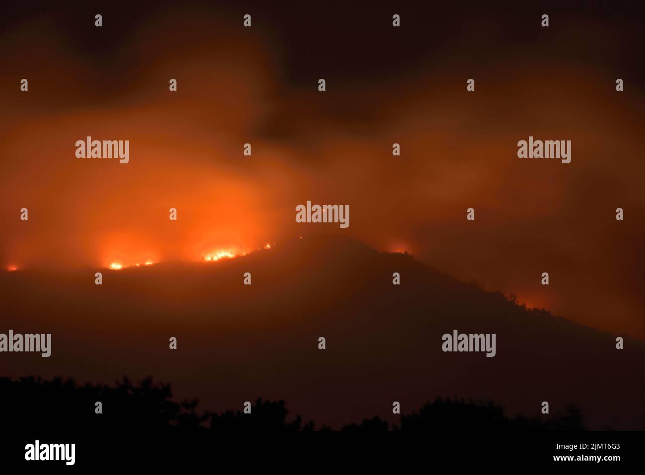 Illa de Arousa, Pontevedra, Espagne. 5 août 2022 : feu sur les montagnes à Arosa Banque D'Images