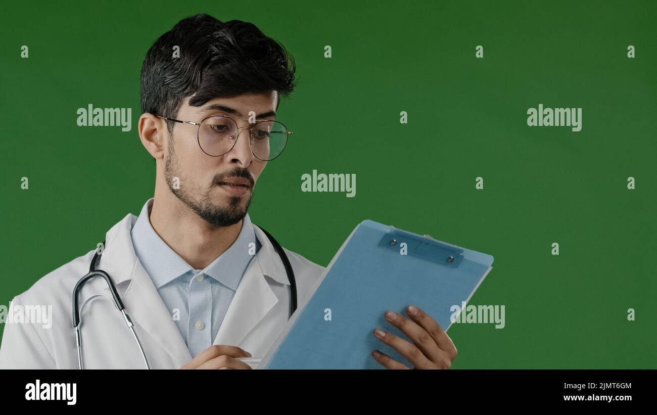 Médecin thérapeute spécialiste homme porter un uniforme médical blanc écouter patient problèmes de santé plaintes maladie symptômes écrire note remplir médical Banque D'Images