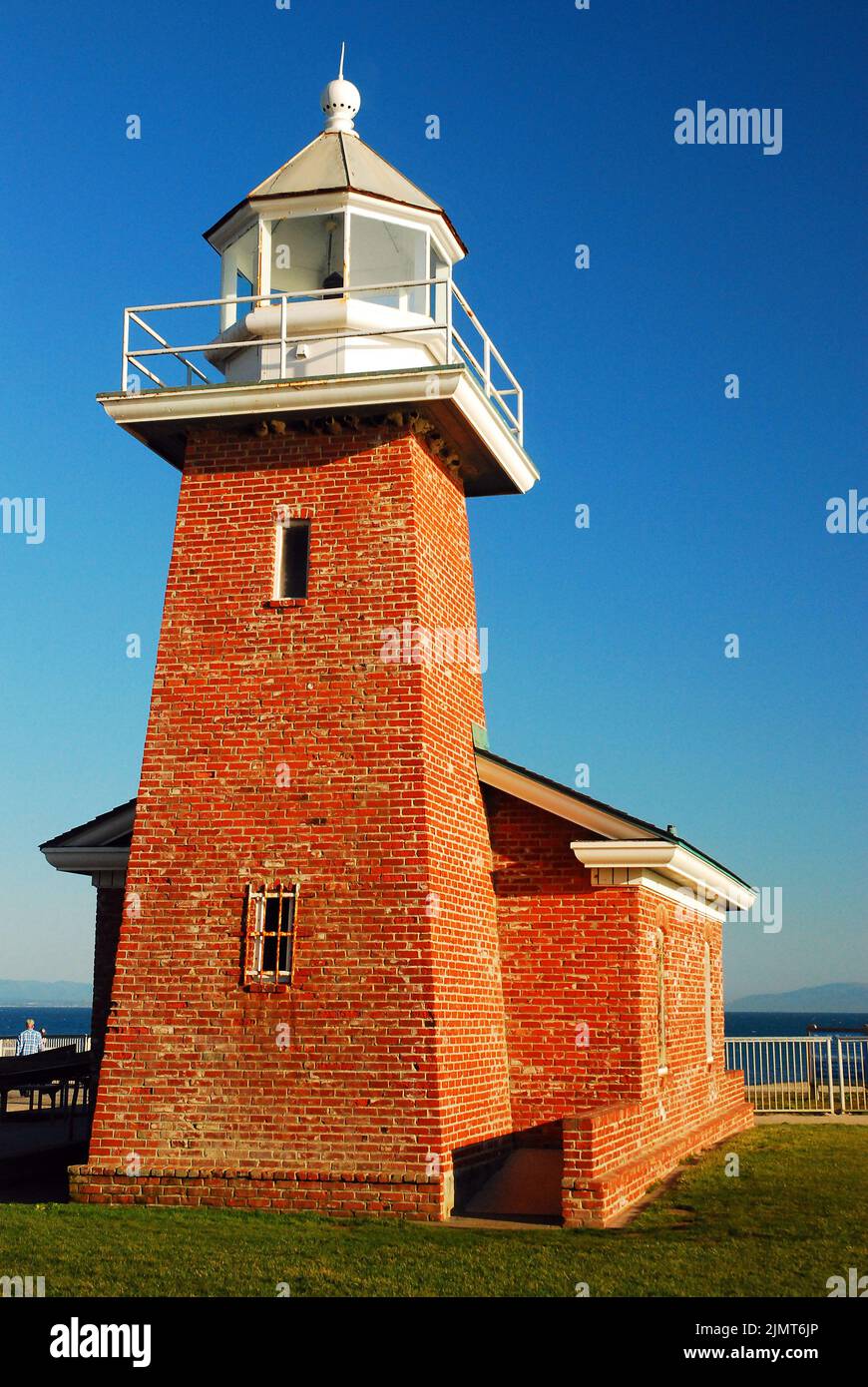 Le phare Abbott Memorial se trouve sur une falaise au-dessus de l'océan Pacifique, près de Santa Cruz, en Californie, rend hommage à un surfeur local et abrite un musée du surf Banque D'Images