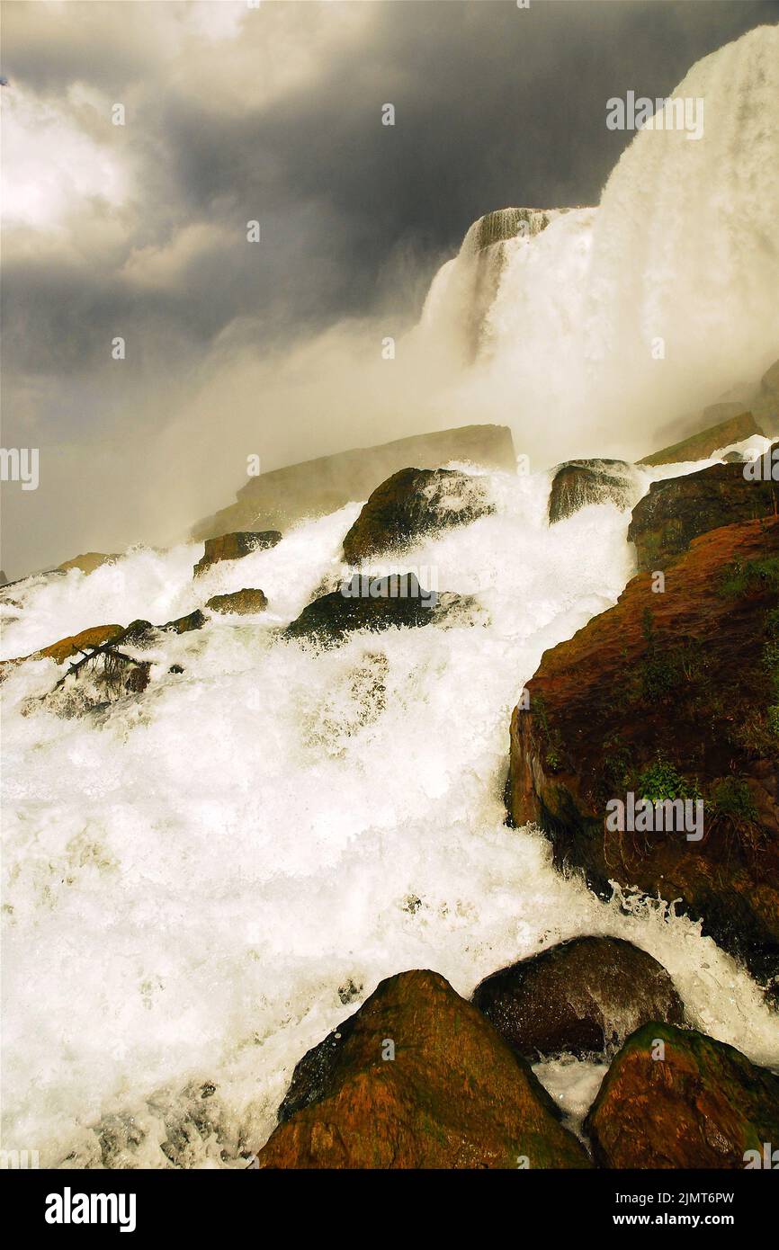 La puissance des chutes américaines de Niagara Falls est exposée au moment où l'eau se cascade sur les rochers à la base de la chute d'eau Banque D'Images