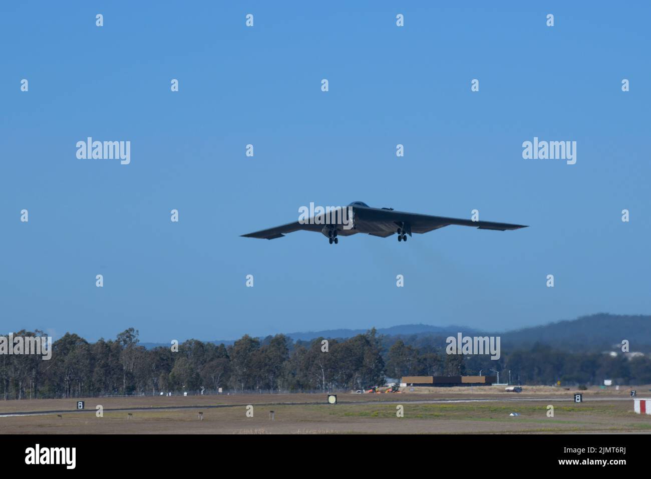 Un esprit de la Force aérienne américaine B-2 prend son envol lors d'une mission de la Force opérationnelle d'bombardier à la base aérienne royale australienne Amberley, en Australie, au 25 juillet 2022. Les BTF améliorent la préparation conjointe et multilatérale, permettant au Commandement Indo-Pacifique des États-Unis de répondre à toute crise ou à tout défi potentiel dans la région. (É.-U. Photo de la Force aérienne par Tech. Sgt. Dylan Nuckolls) Banque D'Images