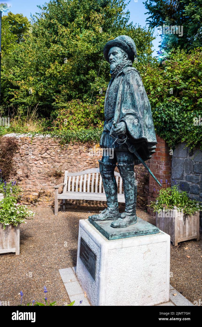 La statue de Sir Walter Raleigh à East Budleigh. Banque D'Images